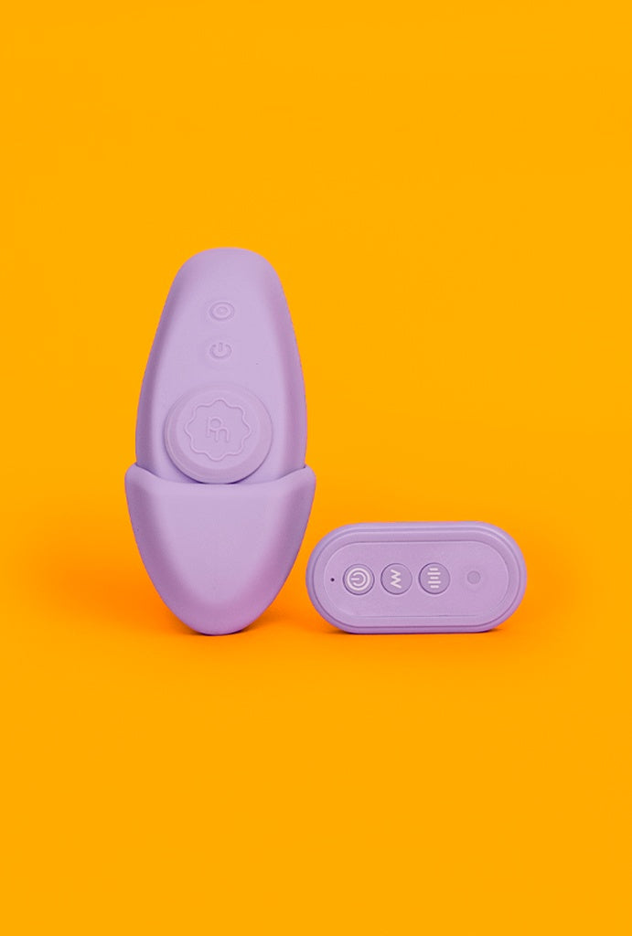 Calcinha vibratória Fit2, com controle remoto para casais, foto frente com controle ao lado | Sex Shop Produtos Eróticos Online pantynova