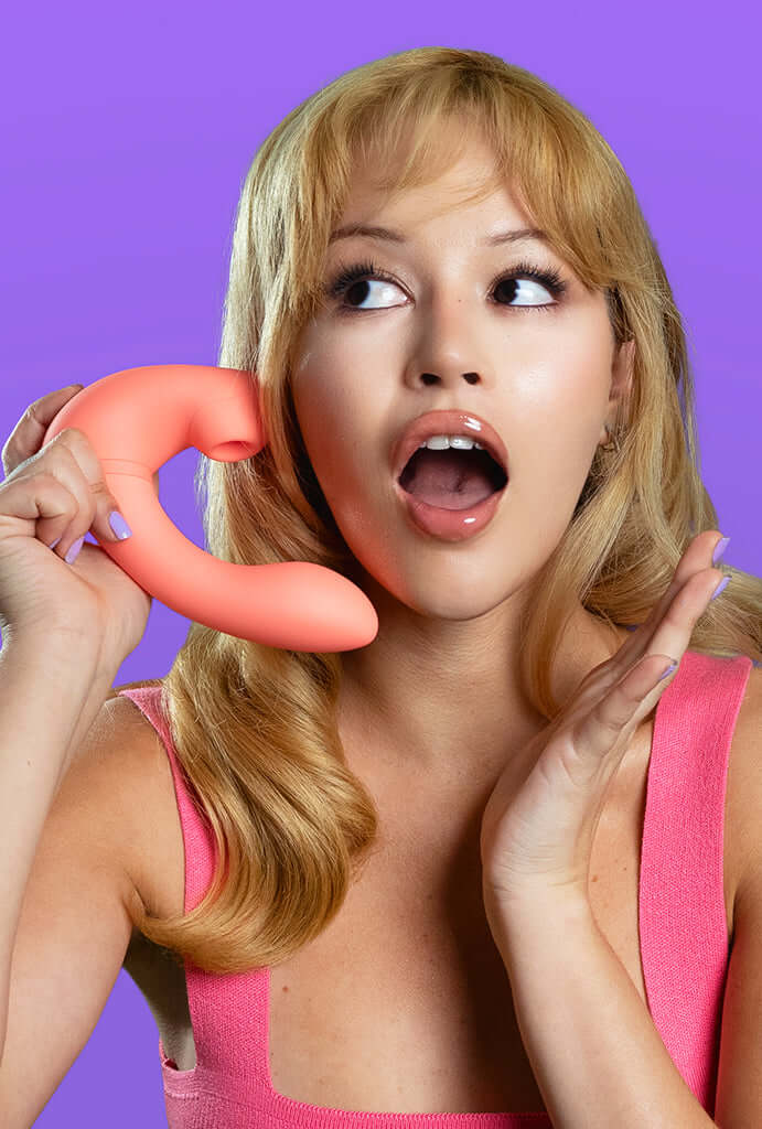 Vibrador Sugador de Clitóris PUTZ 3 - Ao lado da modelo enquanto ela o segura - Sugador de clitoriano pantynova | Sex Shop Produtos Eróticos Online